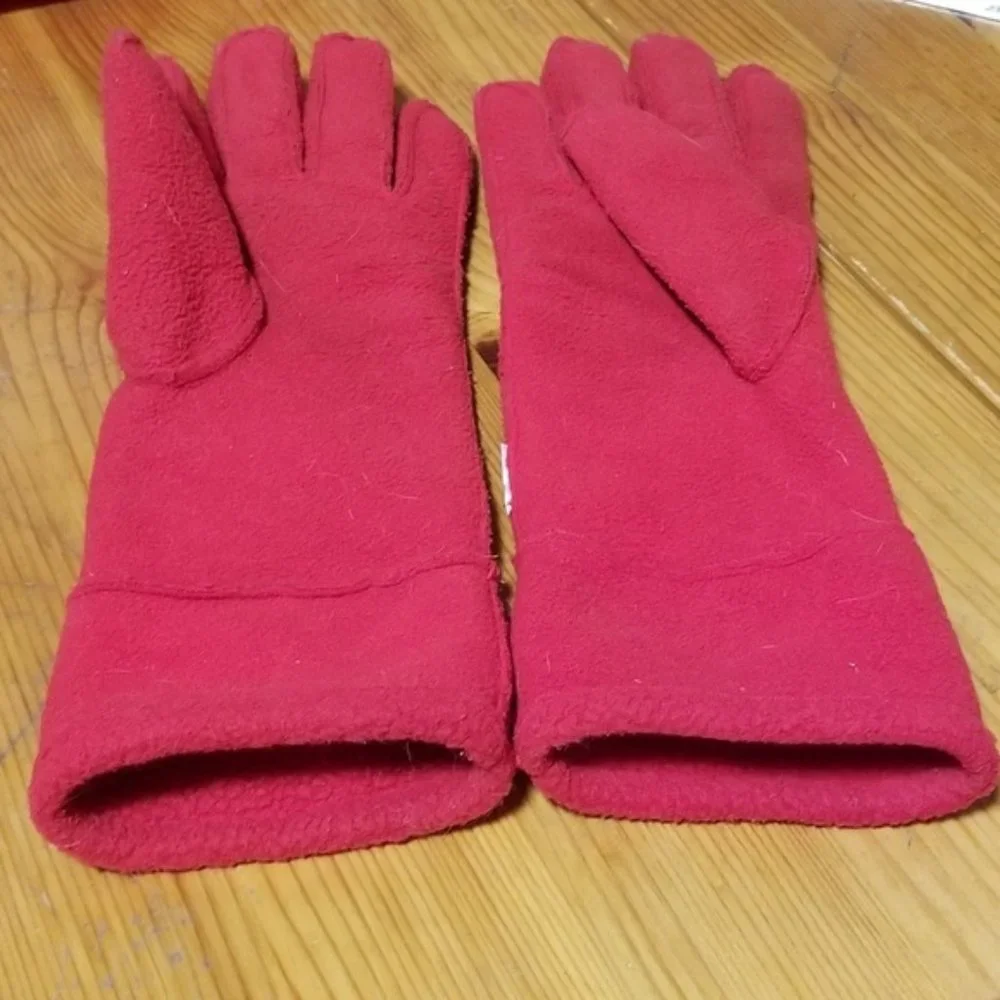 Warm red gloves